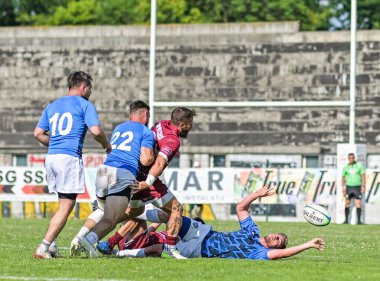 Rumen Rugby oyuncuları Romanya 'nın Bükreş kentinde düzenlenen 2025 Romanya Rugby 7 Şampiyonası Finalleri sırasında eylem halinde görülüyor.