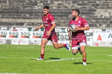 Rumen Rugby oyuncuları Romanya 'nın Bükreş kentinde düzenlenen 2025 Romanya Rugby 7 Şampiyonası Finalleri sırasında eylem halinde görülüyor.