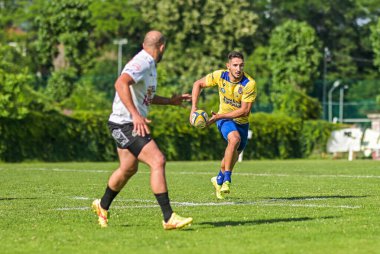 Rumen Rugby oyuncuları Romanya 'nın Bükreş kentinde düzenlenen 2025 Romanya Rugby 7 Şampiyonası Finalleri sırasında eylem halinde görülüyor.