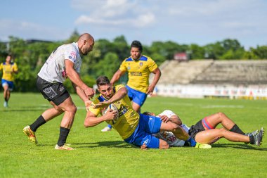 Rumen Rugby oyuncuları Romanya 'nın Bükreş kentinde düzenlenen 2025 Romanya Rugby 7 Şampiyonası Finalleri sırasında eylem halinde görülüyor.
