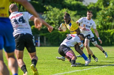Rumen Rugby oyuncuları Romanya 'nın Bükreş kentinde düzenlenen 2025 Romanya Rugby 7 Şampiyonası Finalleri sırasında eylem halinde görülüyor.