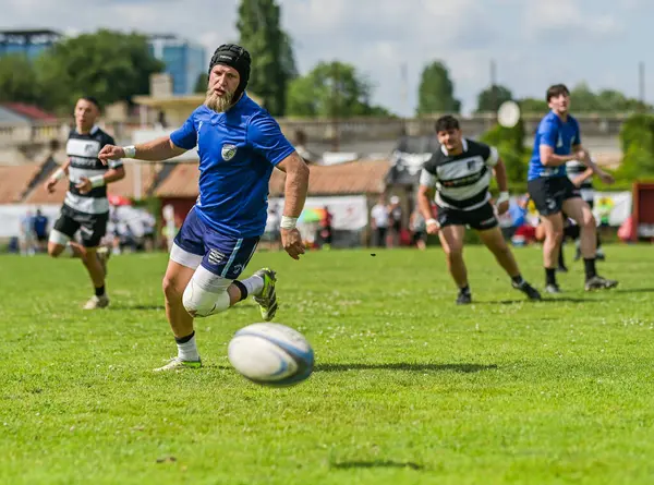 Rumen Rugby oyuncuları Romanya 'nın Bükreş kentinde düzenlenen 2025 Romanya Rugby 7 Şampiyonası Finalleri sırasında eylem halinde görülüyor.
