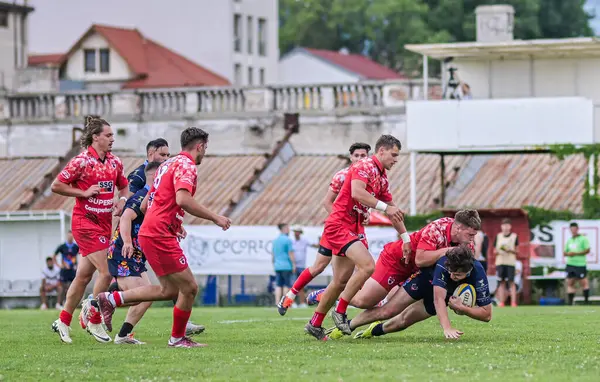 Rumen Rugby oyuncuları Romanya 'nın Bükreş kentinde düzenlenen 2025 Romanya Rugby 7 Şampiyonası Finalleri sırasında eylem halinde görülüyor.