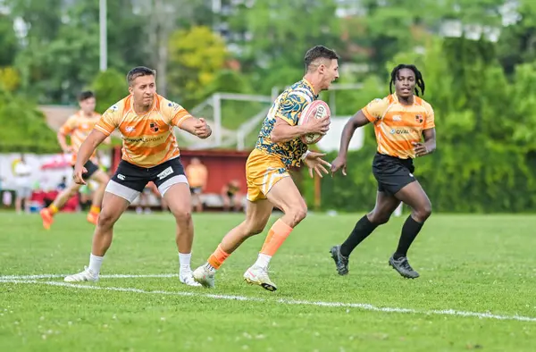 Rumen Rugby oyuncuları Romanya 'nın Bükreş kentinde düzenlenen 2025 Romanya Rugby 7 Şampiyonası Finalleri sırasında eylem halinde görülüyor.