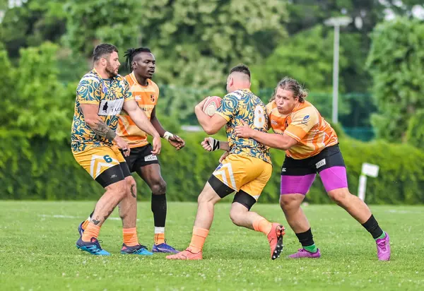 Rumen Rugby oyuncuları Romanya 'nın Bükreş kentinde düzenlenen 2025 Romanya Rugby 7 Şampiyonası Finalleri sırasında eylem halinde görülüyor.