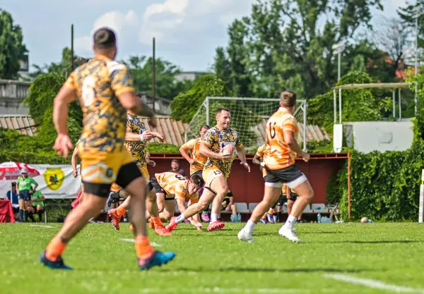 Rumen Rugby oyuncuları Romanya 'nın Bükreş kentinde düzenlenen 2025 Romanya Rugby 7 Şampiyonası Finalleri sırasında eylem halinde görülüyor.