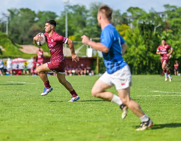 Rumen Rugby oyuncuları Romanya 'nın Bükreş kentinde düzenlenen 2025 Romanya Rugby 7 Şampiyonası Finalleri sırasında eylem halinde görülüyor.