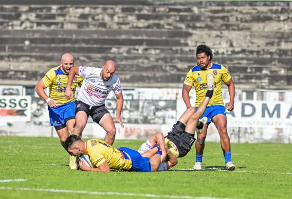 Rumen Rugby oyuncuları Romanya 'nın Bükreş kentinde düzenlenen 2025 Romanya Rugby 7 Şampiyonası Finalleri sırasında eylem halinde görülüyor.