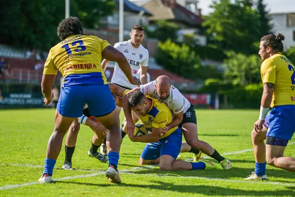 Rumen Rugby oyuncuları Romanya 'nın Bükreş kentinde düzenlenen 2025 Romanya Rugby 7 Şampiyonası Finalleri sırasında eylem halinde görülüyor.