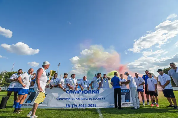 Timisoara oyuncuları ve personeli, Romanya 'nın Bükreş kentinde düzenlenen 2024 / 25 Rumen Rugby 7 Şampiyonası' nı kazanmalarını kutlarken resim çektiler..