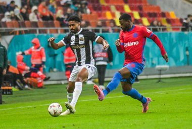 Saidy Janko (L) of Young Boys challenged by Mamadou Thiam (R) of FCSB.