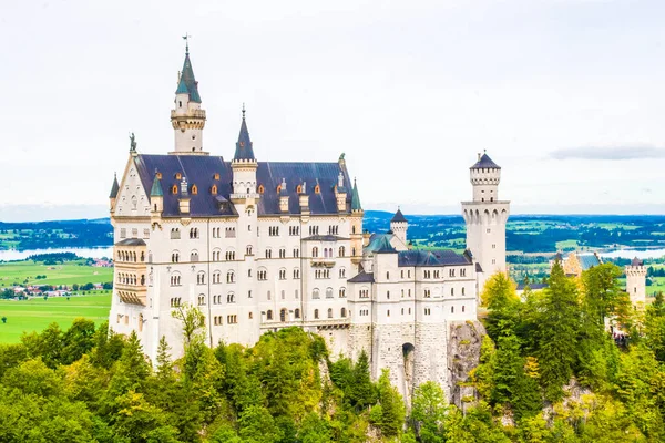 Neuschwanstein Famoso Castelo Contos Fadas Princesas Amantes Destaca Contra Céu — Fotografia de Stock