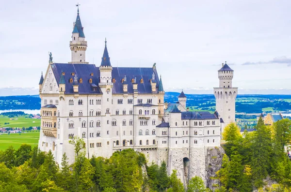 Neuschwanstein Διάσημο Κάστρο Των Παραμυθιών Πριγκίπισσες Και Εραστές Ξεχωρίζει Ενάντια — Φωτογραφία Αρχείου