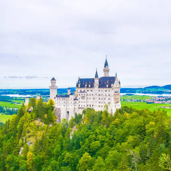 Neuschwanstein Famous Castle Fairy Tales Princesses Lovers Stands Out Blue — Stock Photo, Image