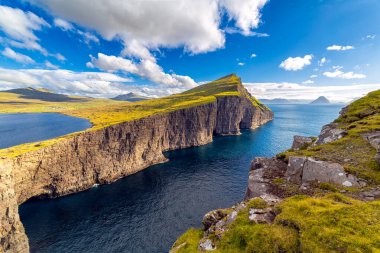 Denizin üzerindeki göl.