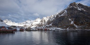 Suyu ve teknesi olan bir dağ sırası.