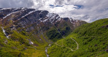 Bir dağ vadisinde dolambaçlı bir yol