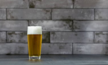 Masada oturan bir bardak bira.