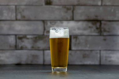 Masada oturan bir bardak bira.