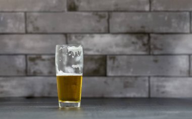 Masada oturan bir bardak bira.