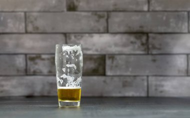 Masada oturan bir bardak bira.