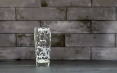 Masada oturan bir bardak bira.