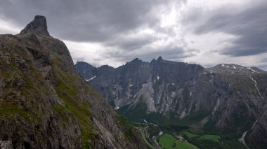 Altında vadi olan bir dağ.