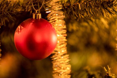 Noel ağacında asılı kırmızı bir süs.