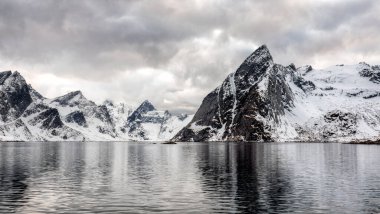 Suyu olan bir dağ sırası.