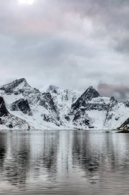 Suyu olan bir dağ sırası.