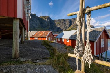 Kırmızı bir bina ve üzerinde bir ip var.