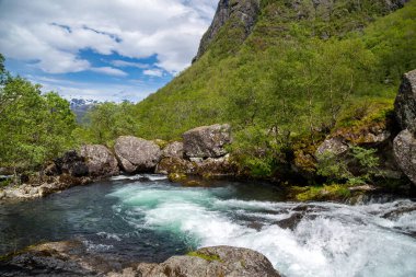 Ortasında şelale olan bir nehir.