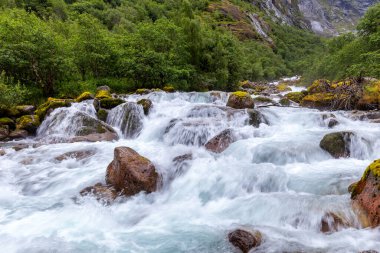 Bir ırmak var ki, içinden ırmaklar fışkırır.