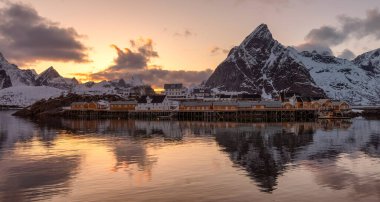 Limanı ve teknesi olan bir dağ silsilesi.