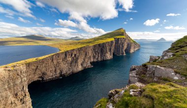 Ortasında su olan bir uçurum.
