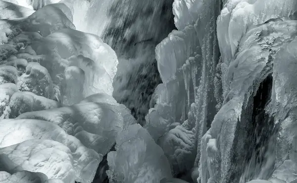 Водопад Льдом Снегом Скалах — стоковое фото