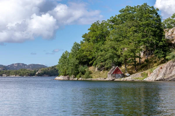 Arka planda dağ olan gölde bir kayıkhane.