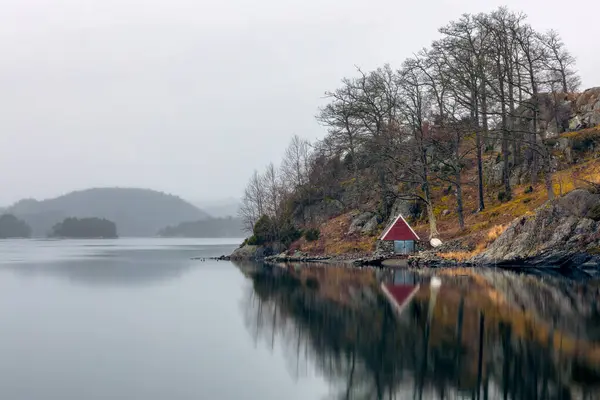 Kayalık sahilde küçük kırmızı bir ev