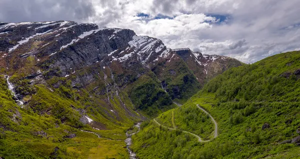 Bir dağ vadisinde dolambaçlı bir yol