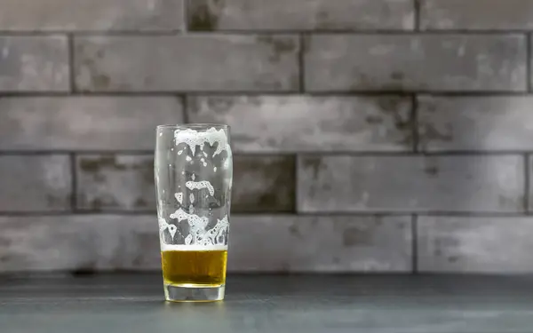 Masada oturan bir bardak bira.