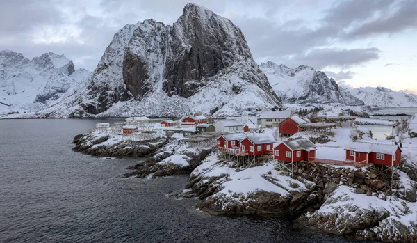 Karla kaplı kayalık bir sahilde küçük bir kasaba.