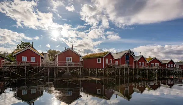 Rıhtımdaki kırmızı evler.