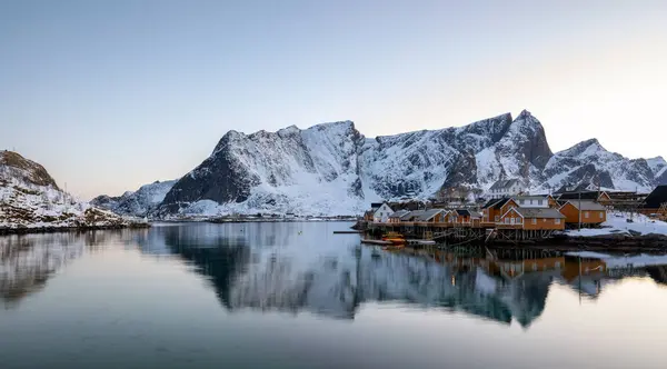 Suyu ve küçük bir köyü olan bir dağ silsilesi.