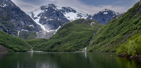Bir dağ sırası, gölü ve teknesi olan.