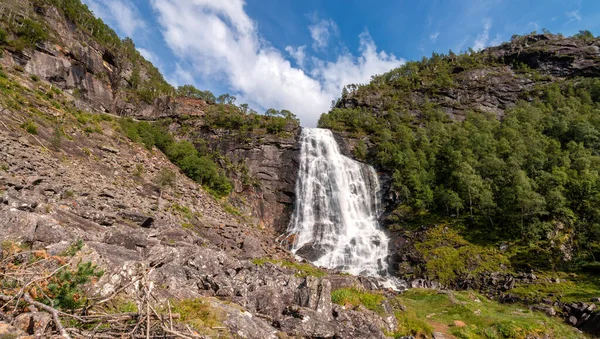 Kayalık bir bölgenin ortasında bir şelale.
