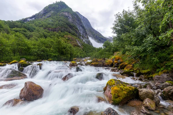 Akıp giden bir ırmak var altlarından.