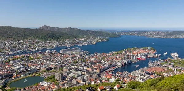 Limanı ve teknesi olan bir şehir.