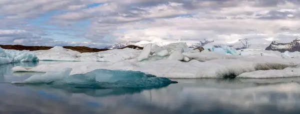 Μια Λίμνη Παγόβουνα Και Βουνά Στο Βάθος — Φωτογραφία Αρχείου
