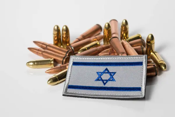 İsrail bayrağı ve silah mühimmatı. İsrail ve Lübnan arasındaki savaş. 7.62x39 tüfek mermisi. IDF ordusu. Çatışma durumu ve kavga. Kriz.
