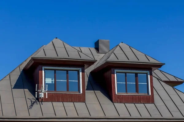 Haus Dachboden Nahaufnahme Blauer Himmel Hintergrund Fenster Reihenhaus Und Dachschindel — Stockfoto